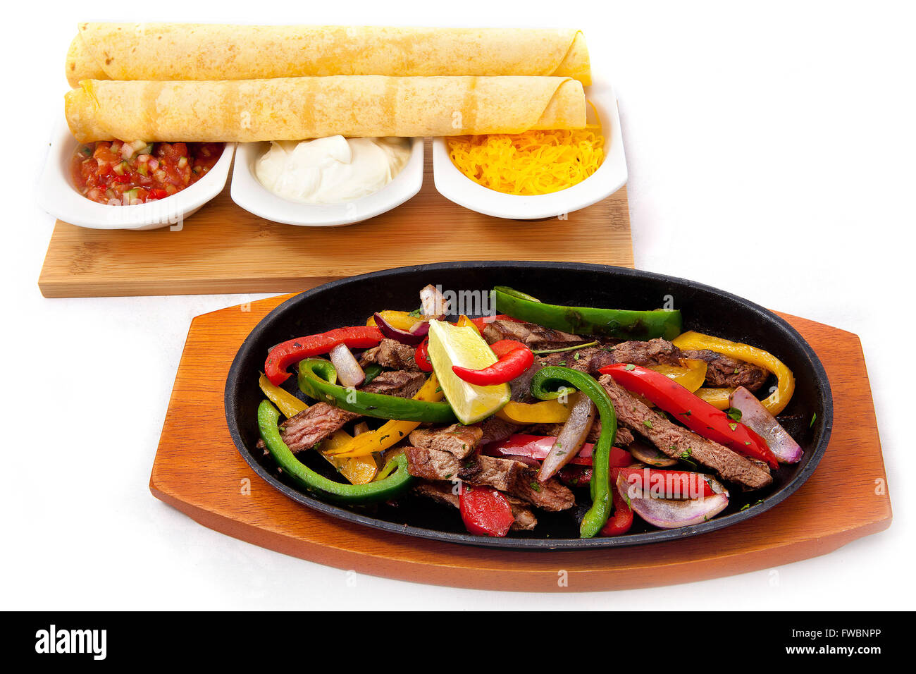 Fajitas boeuf traditionnel mexicain isolé sur fond blanc Banque D'Images