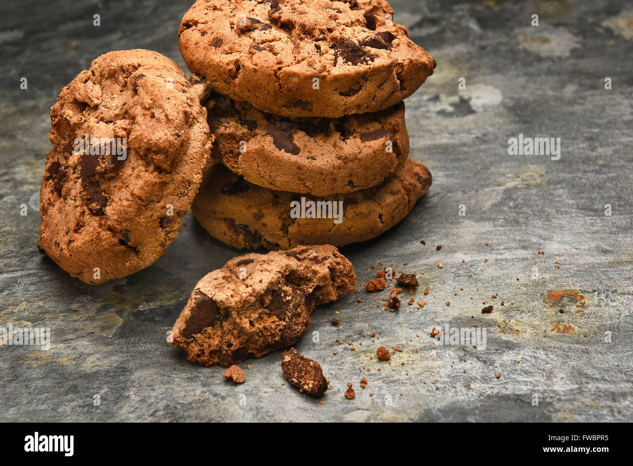 Libre d'une pile de cookies aux pépites de chocolat sur une surface en ardoise. Format horizontal avec l'exemplaire de l'espace. Banque D'Images
