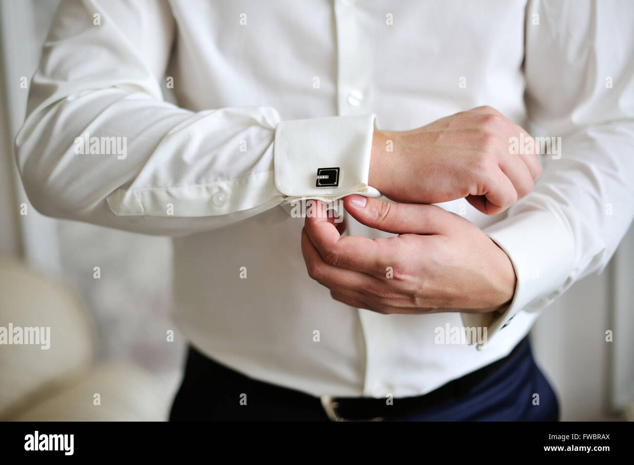 L'homme et portent une chemise Boutons de manchette Photo Stock - Alamy