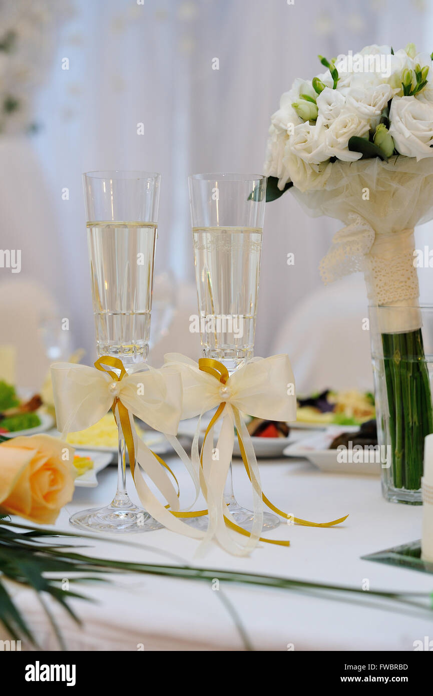 Paire de wineglasses mariage sur la table Banque D'Images