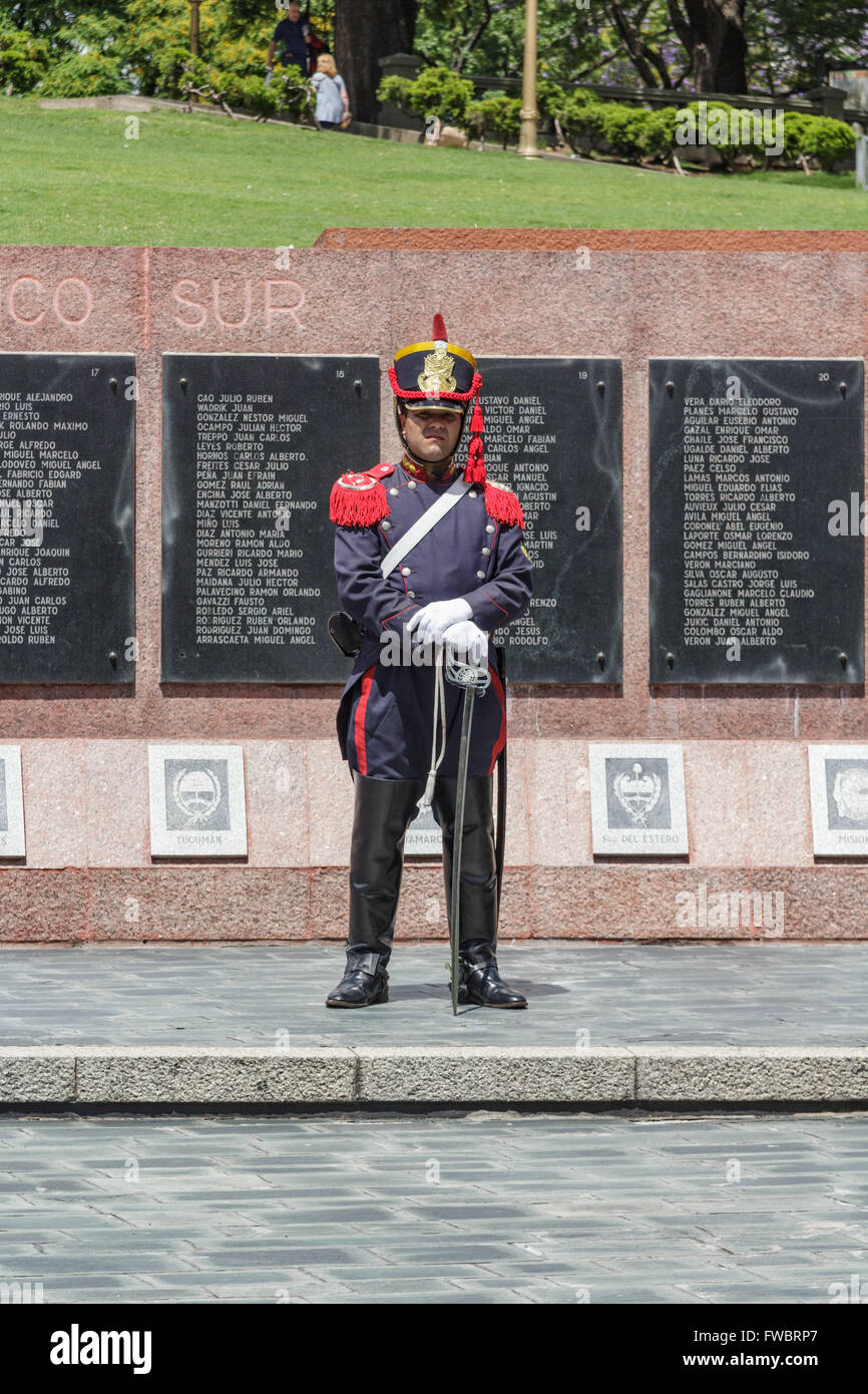 MALVINAS War Memorial, BUENOS AIRES, ARGENTINE - CIRCA DÉCEMBRE 2015. Garde côtière canadienne en uniforme à l'îles Malvinas (Falkland) Monument commémoratif de guerre Banque D'Images