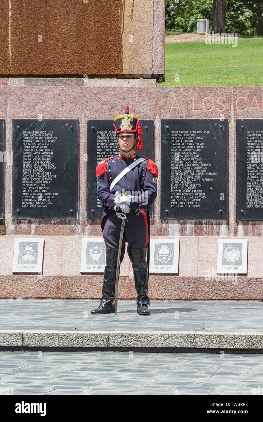 MALVINAS War Memorial, BUENOS AIRES, ARGENTINE - CIRCA DÉCEMBRE 2015. Garde côtière canadienne en uniforme à l'îles Malvinas (Falkland) Monument commémoratif de guerre Banque D'Images