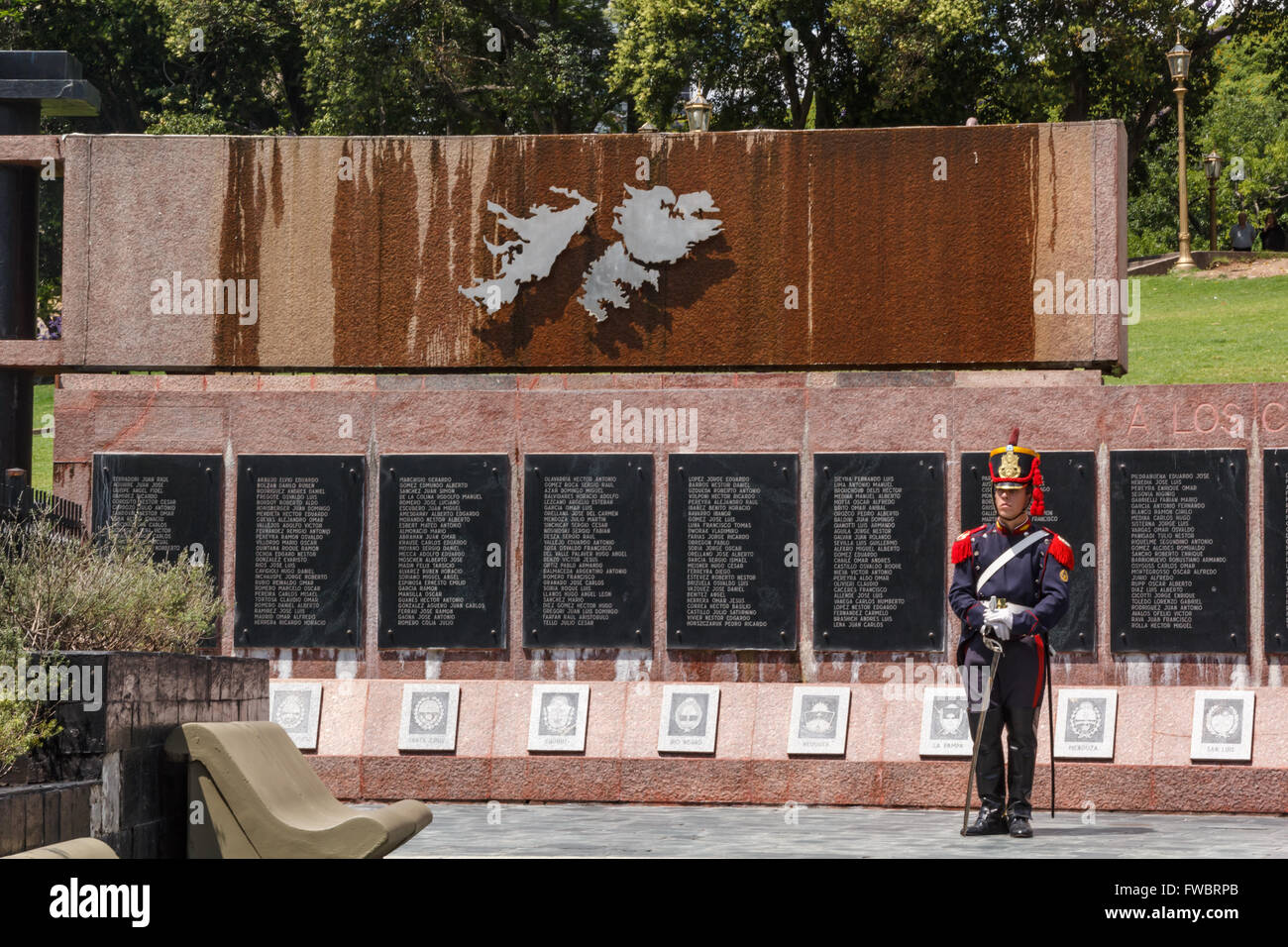 MALVINAS War Memorial, BUENOS AIRES, ARGENTINE - CIRCA DÉCEMBRE 2015. Gardes en uniforme à l'Malouines (Malvinas) Monument commémoratif de guerre Banque D'Images