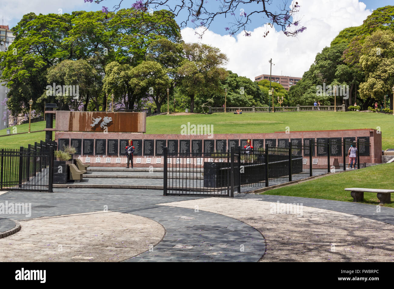 MALVINAS War Memorial, BUENOS AIRES, ARGENTINE - CIRCA DÉCEMBRE 2015. Gardes en uniforme à l'Malouines (Malvinas) Monument commémoratif de guerre Banque D'Images