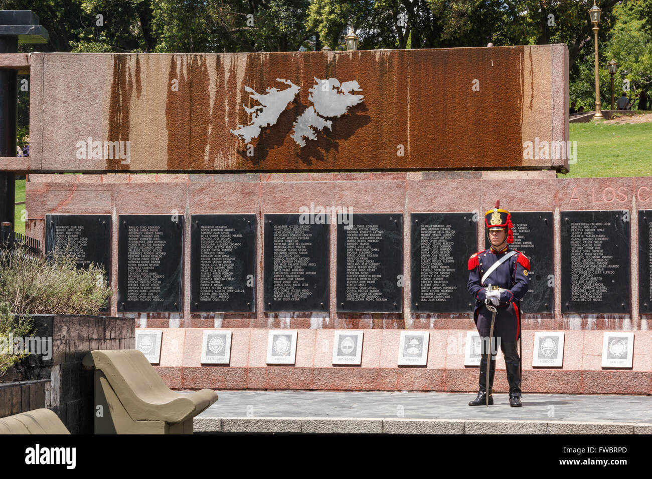 MALVINAS War Memorial, BUENOS AIRES, ARGENTINE - CIRCA DÉCEMBRE 2015. Gardes en uniforme à l'Malouines (Malvinas) Monument commémoratif de guerre Banque D'Images