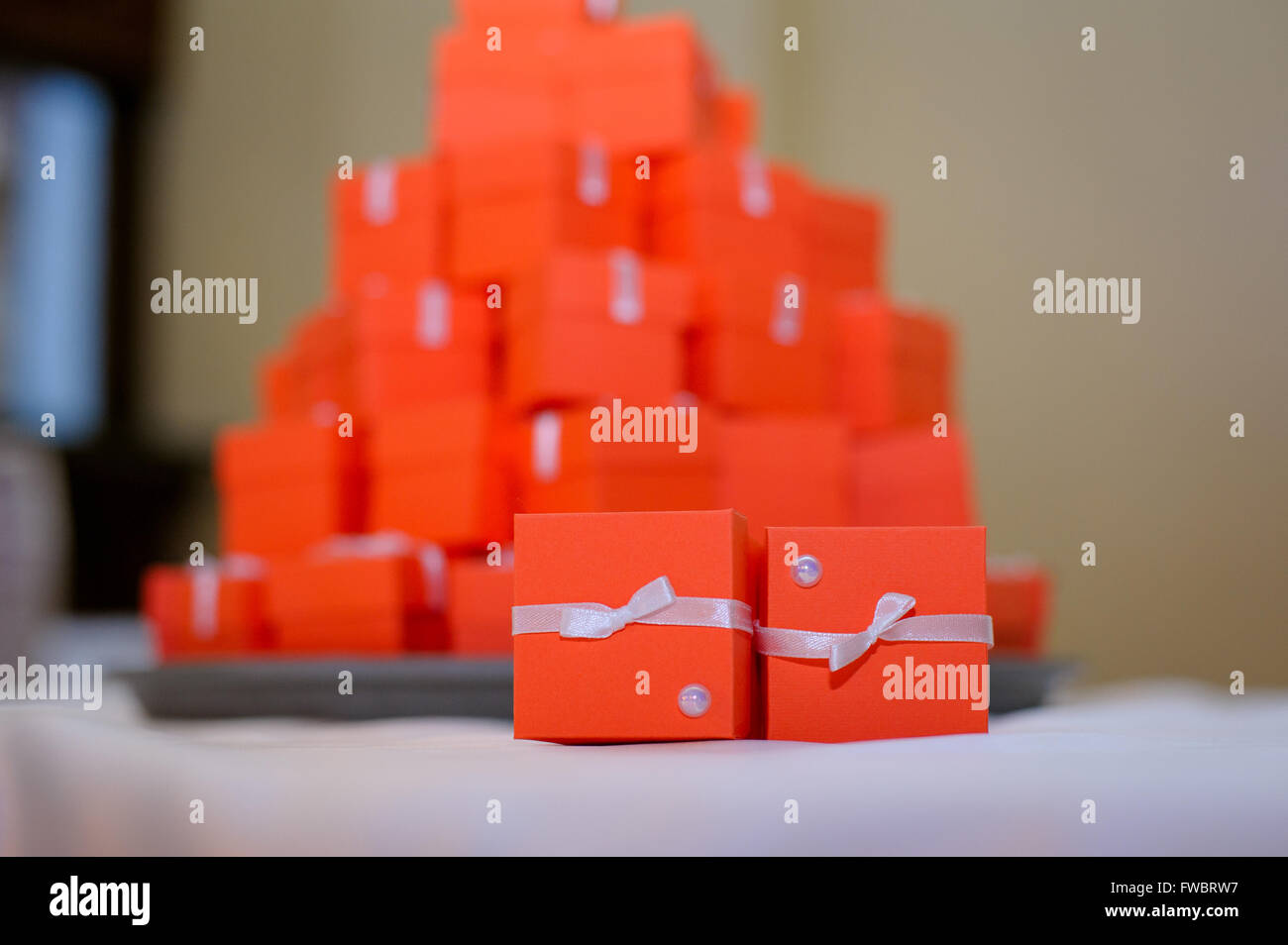 Boîtes rouges pour les clients qui fréquentent le mariage Banque D'Images