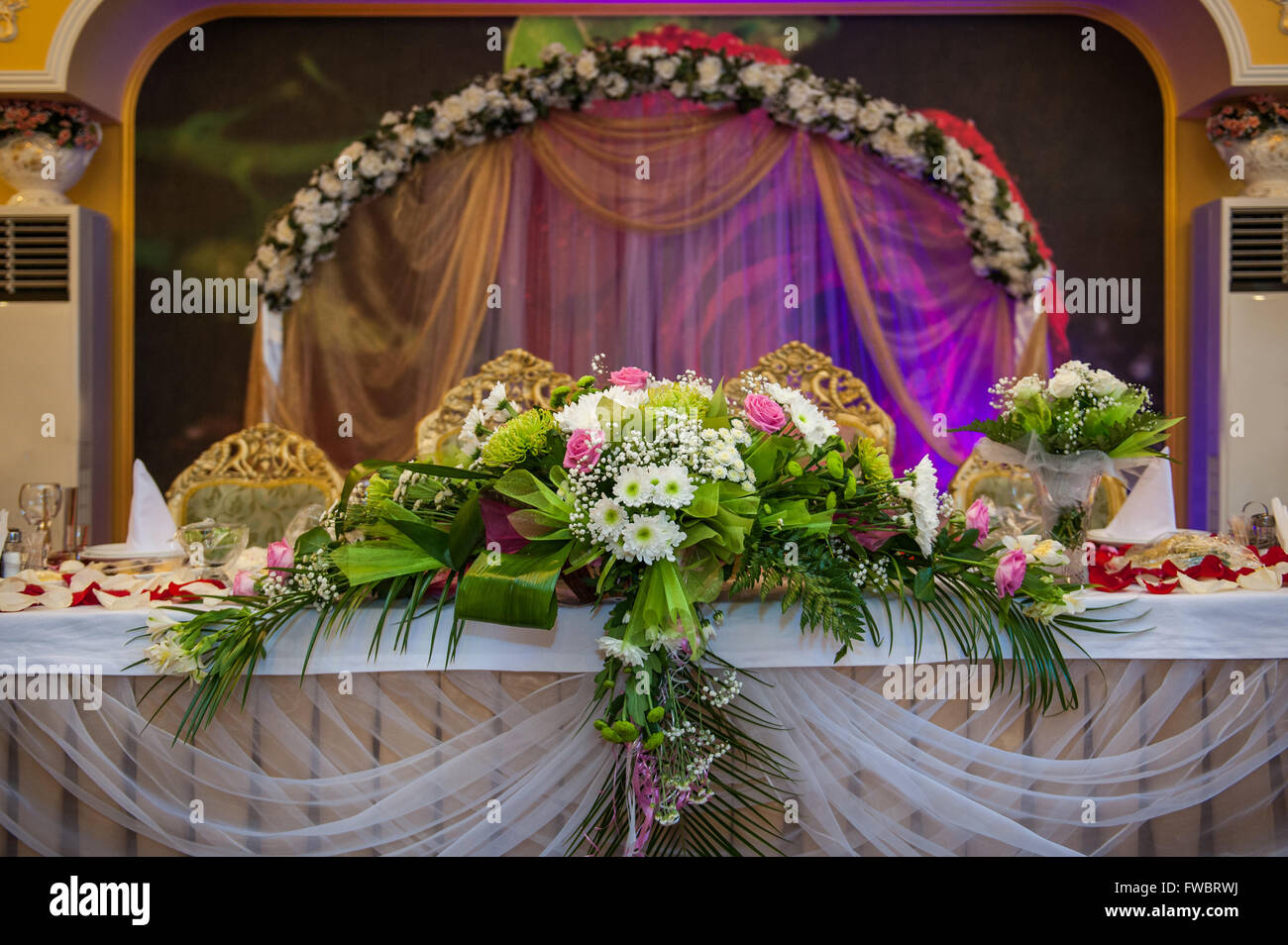 Décoration de table de mariage avec des fleurs Banque D'Images