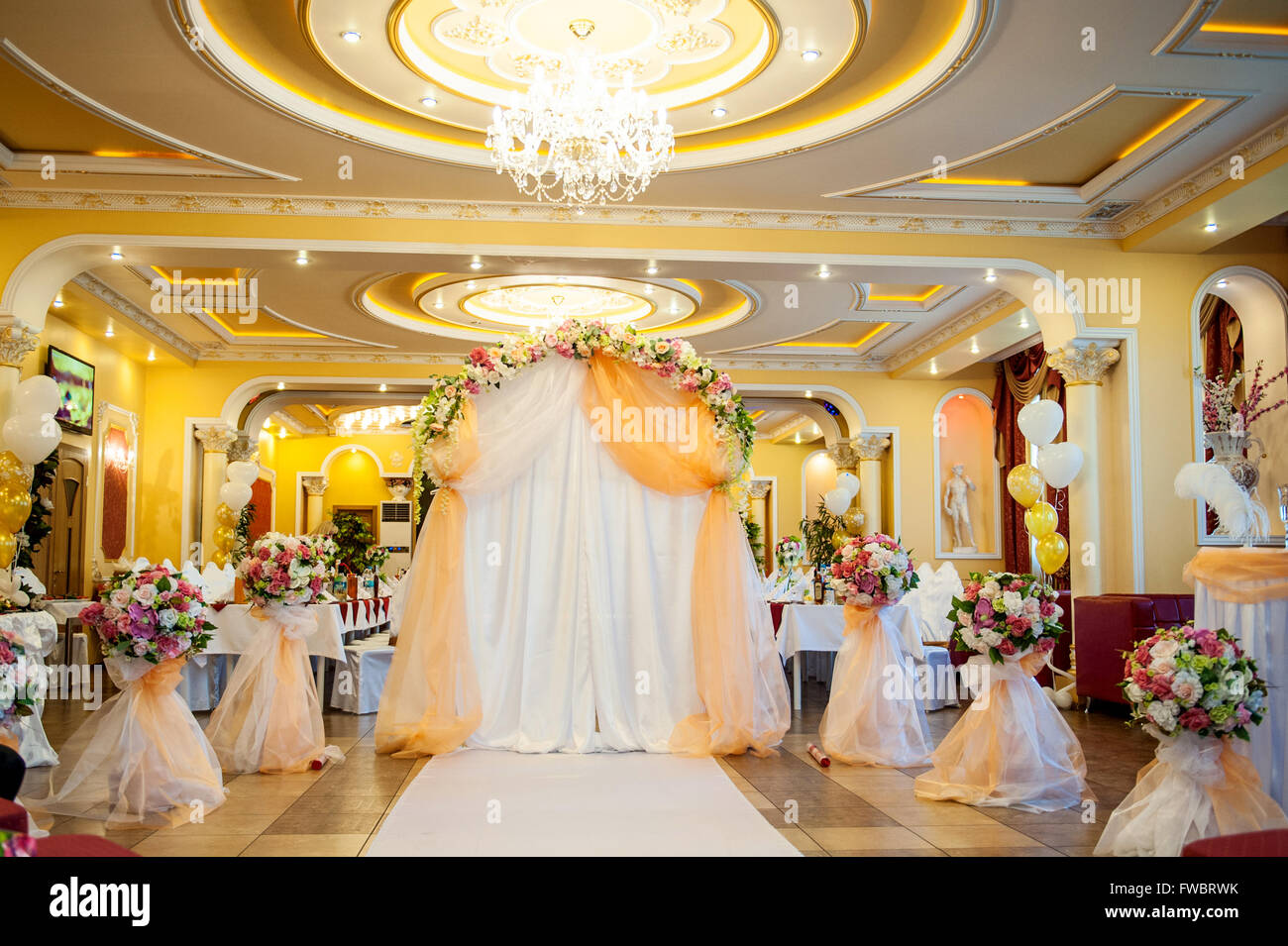 Belles fleurs de mariage avec arch Banque D'Images