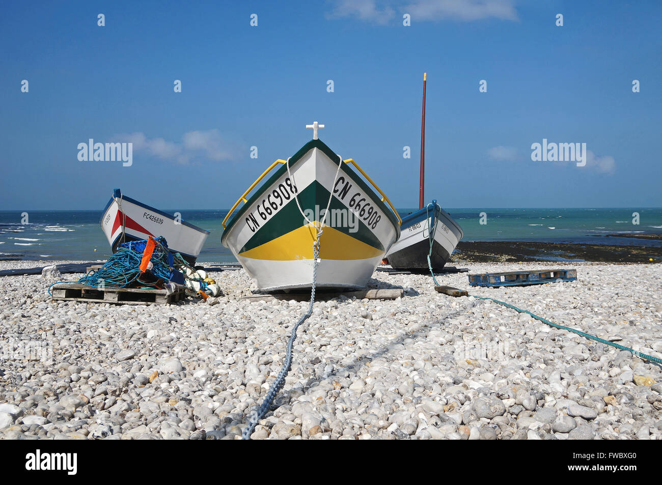 Bateaux de pêche en bois sur la plage de Deauville, Normandie Banque D'Images