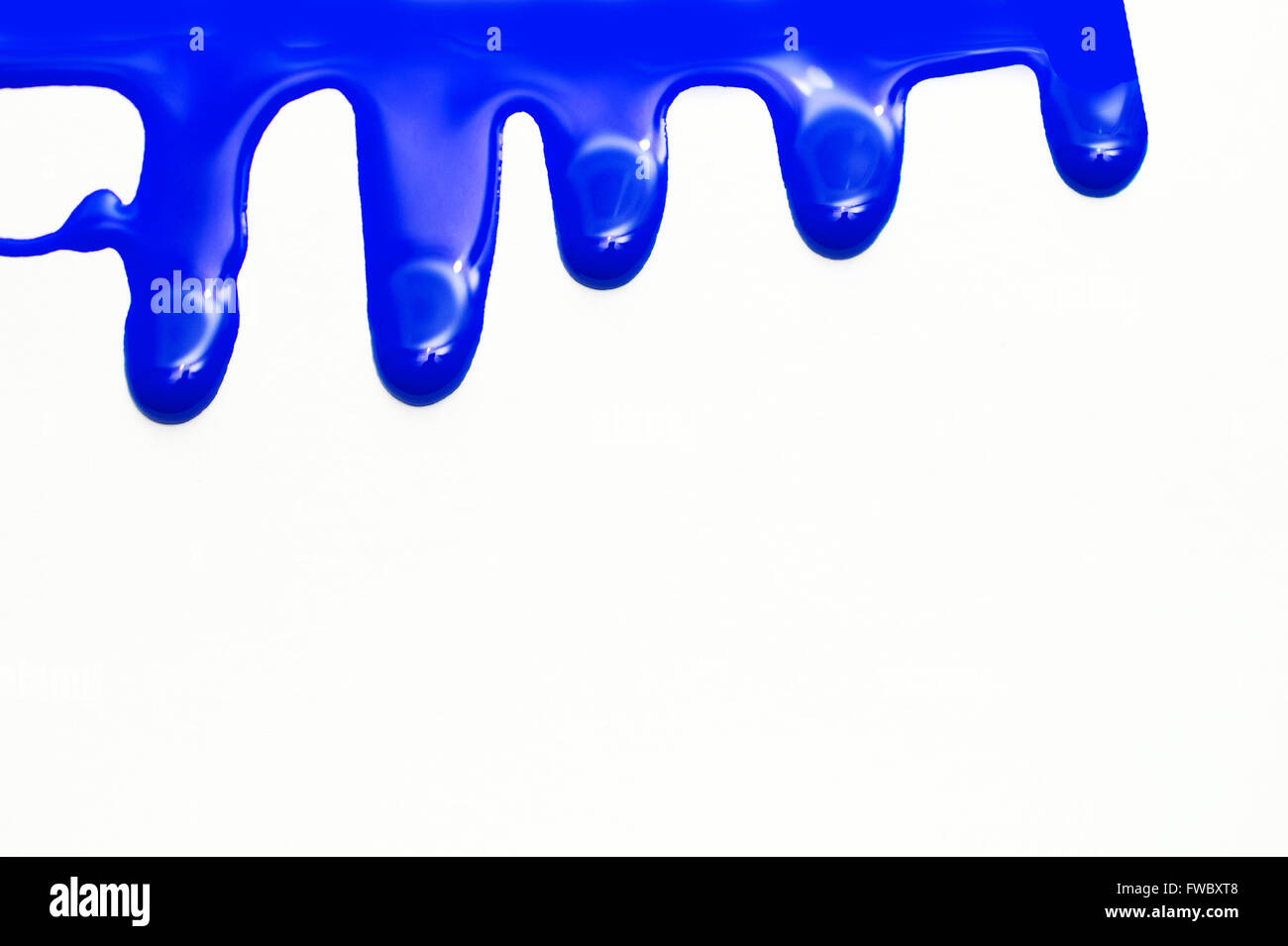 Close up de fuite de la peinture bleu sur fond blanc Banque D'Images
