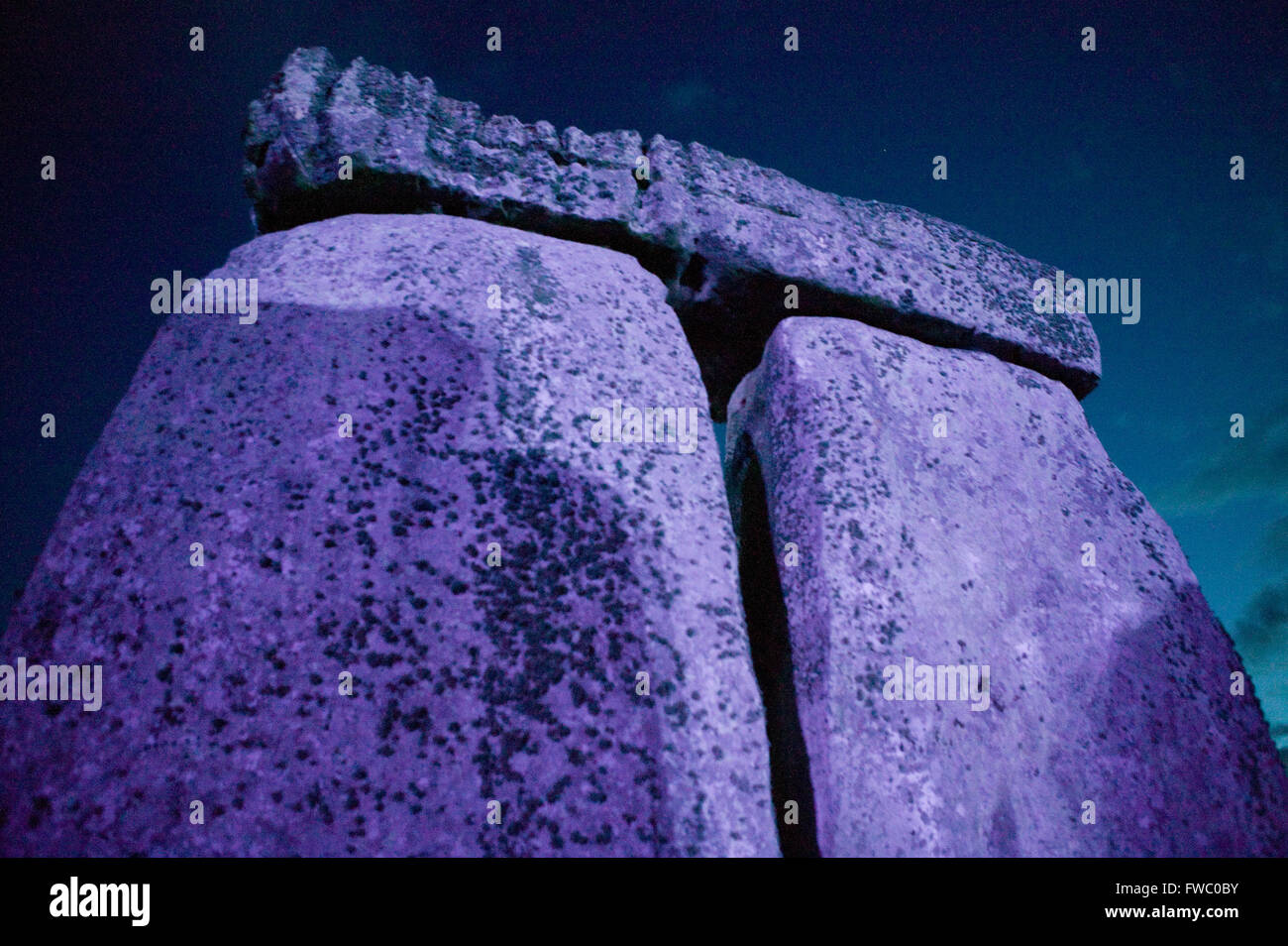 Skies commencent à éclaircir au solstice d'été à Stonehenge, Wiltshire, Royaume-Uni le 21 juin midsummers Day et le jour le plus long de l'année. Banque D'Images