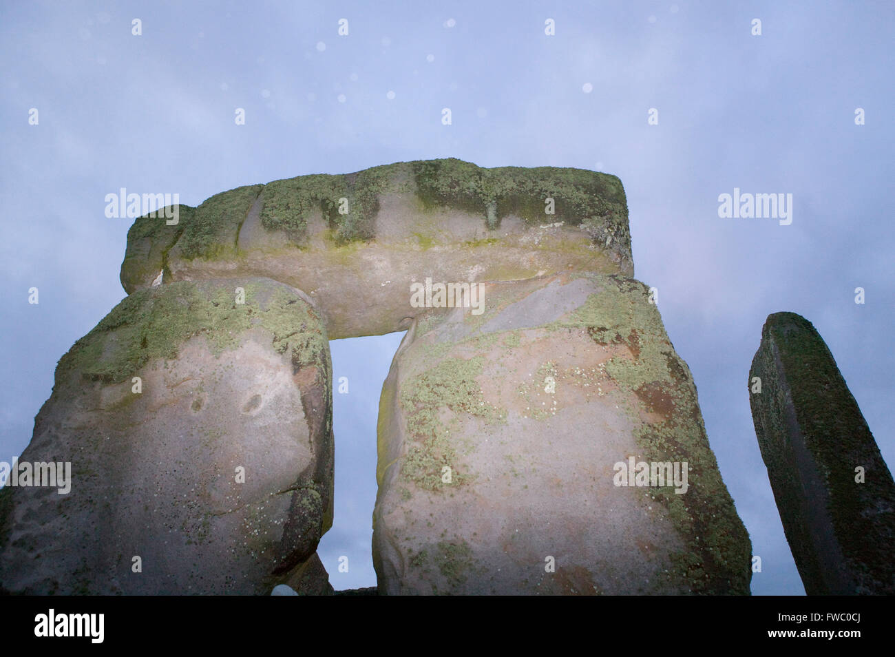 Détails de l'anciennes pierres à Stonehenge, Wiltshire, Royaume-Uni le 21 juin midsummers Day et le jour le plus long de l'année où les foules de fêtards et les spectateurs se rassemblent pour assister au solstice d'été. Banque D'Images