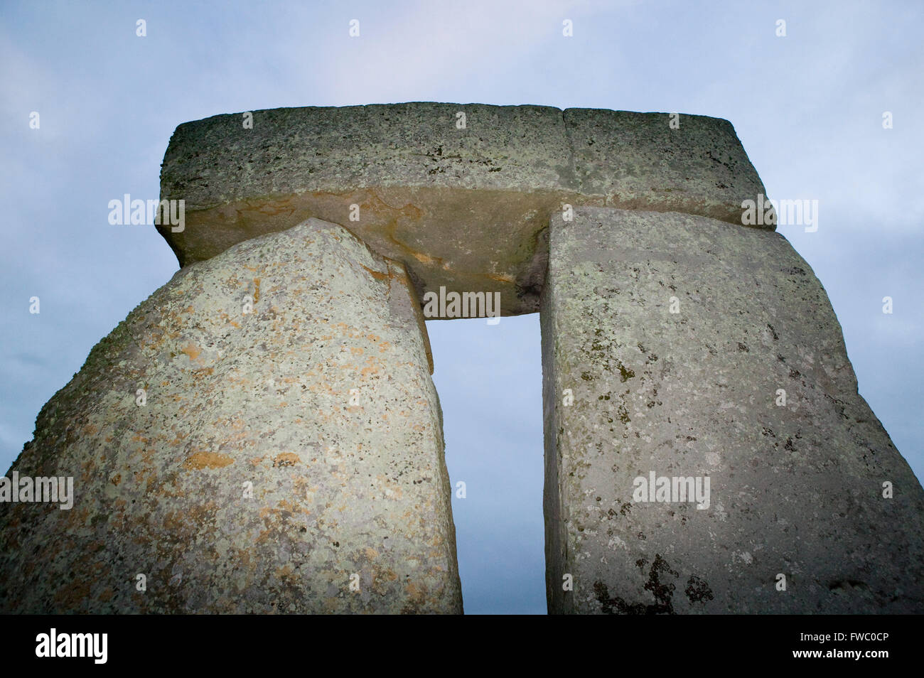 Détails de l'anciennes pierres à Stonehenge, Wiltshire, Royaume-Uni le 21 juin midsummers Day et le jour le plus long de l'année où les foules de fêtards et les spectateurs se rassemblent pour assister au solstice d'été. Banque D'Images