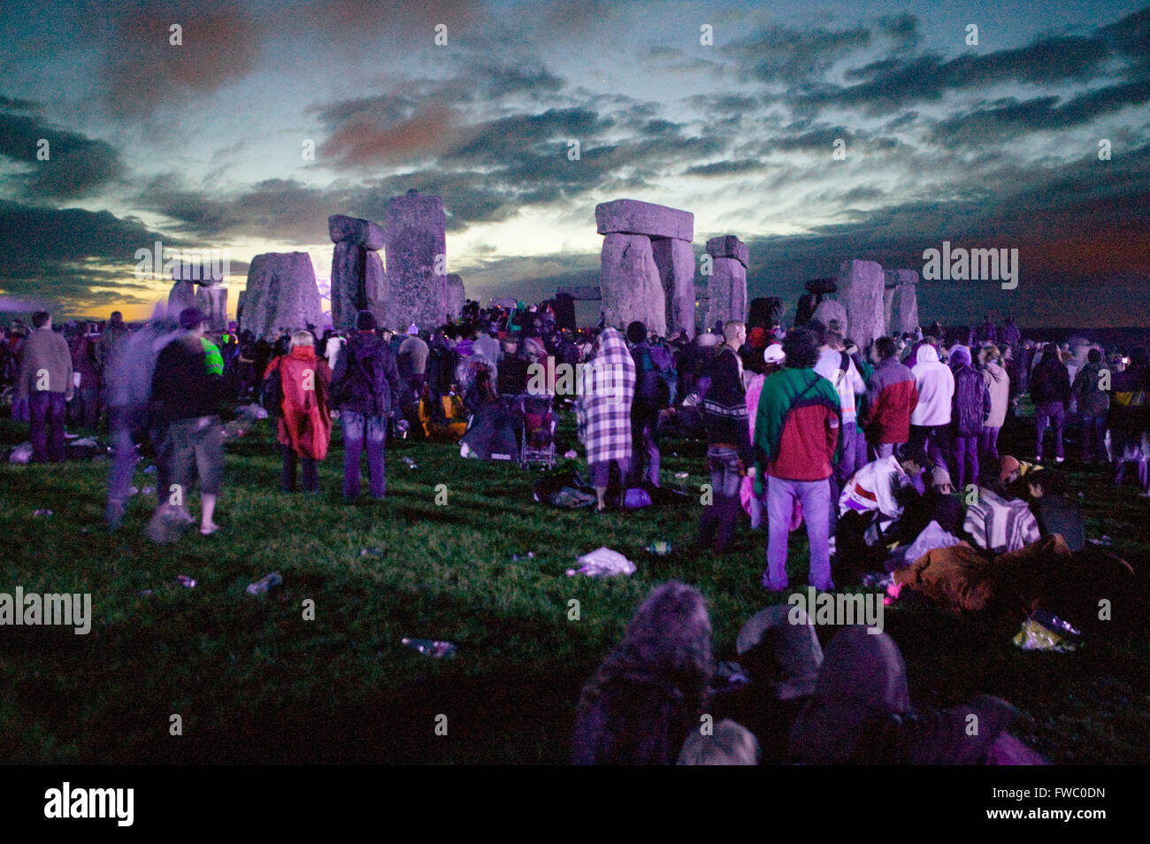 Une grande foule de fêtards et les spectateurs se rassemblent pour assister au solstice d'été à Stonehenge, Wiltshire, Royaume-Uni le 21 juin midsummers Day et le jour le plus long de l'année. Banque D'Images