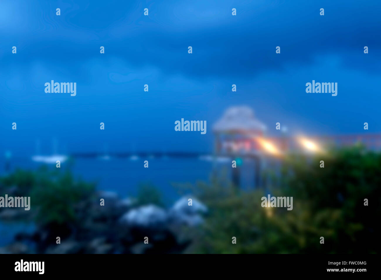 Un flou, des problèmes de mise au point orageux, avant l'aube, matin sur l'océan Atlantique à Key Largo, Floride pour l'utilisation d'arrière-plan Banque D'Images