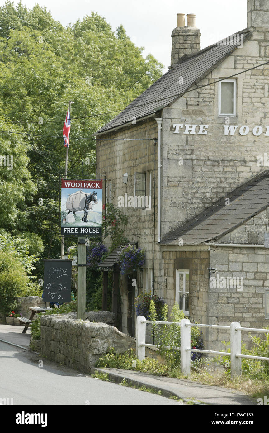 Le Woolpack pub, Slade, près de Stroud, Royaume-Uni, où l'auteur Laurie Lee célèbre pour 'Rosie' cidre avec entre autres est supposé avoir bu pendant qu'il a vécu à proximité. Banque D'Images