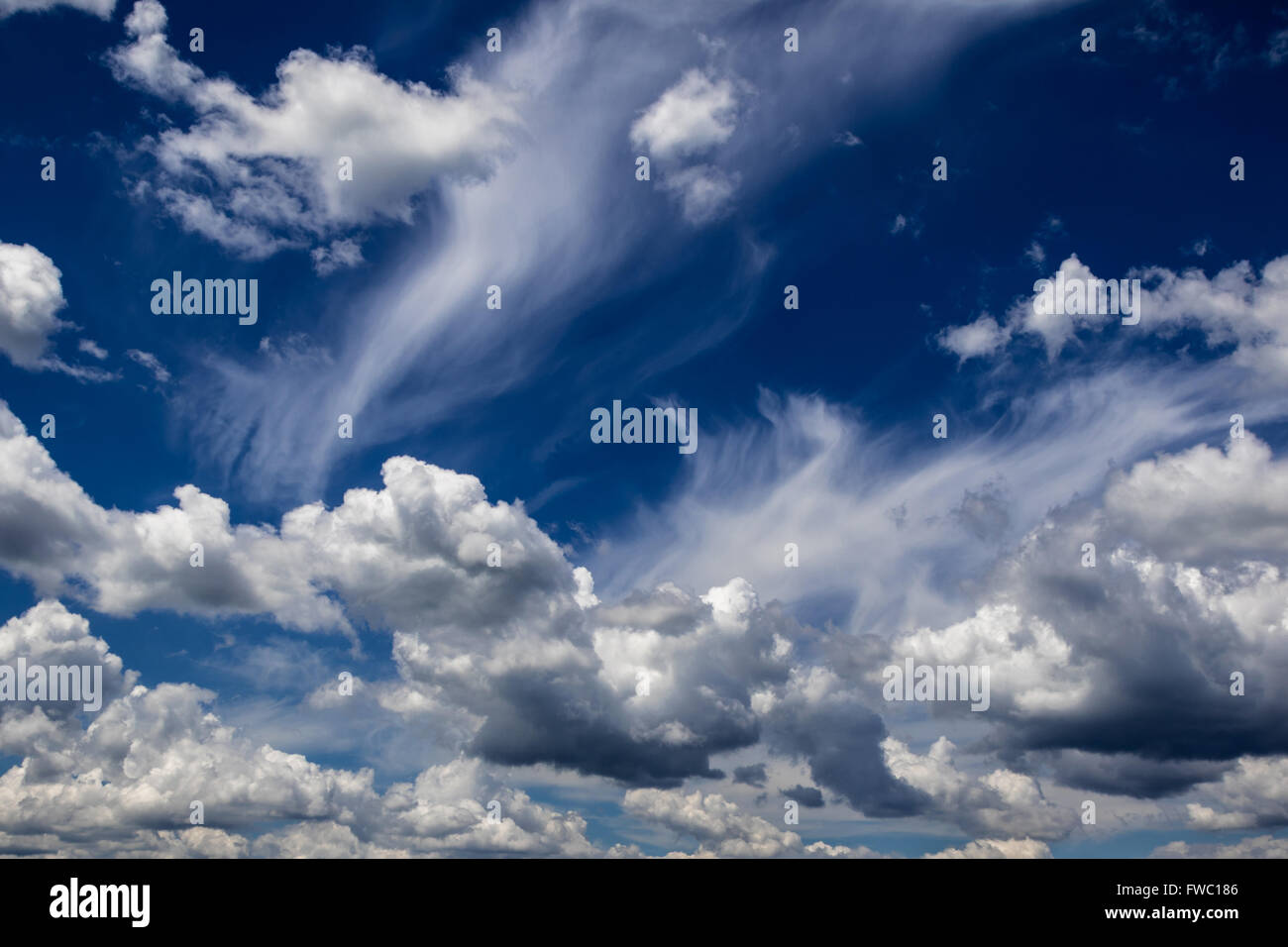 Ciel bleu spectaculaire avec des nuages et fins Banque D'Images