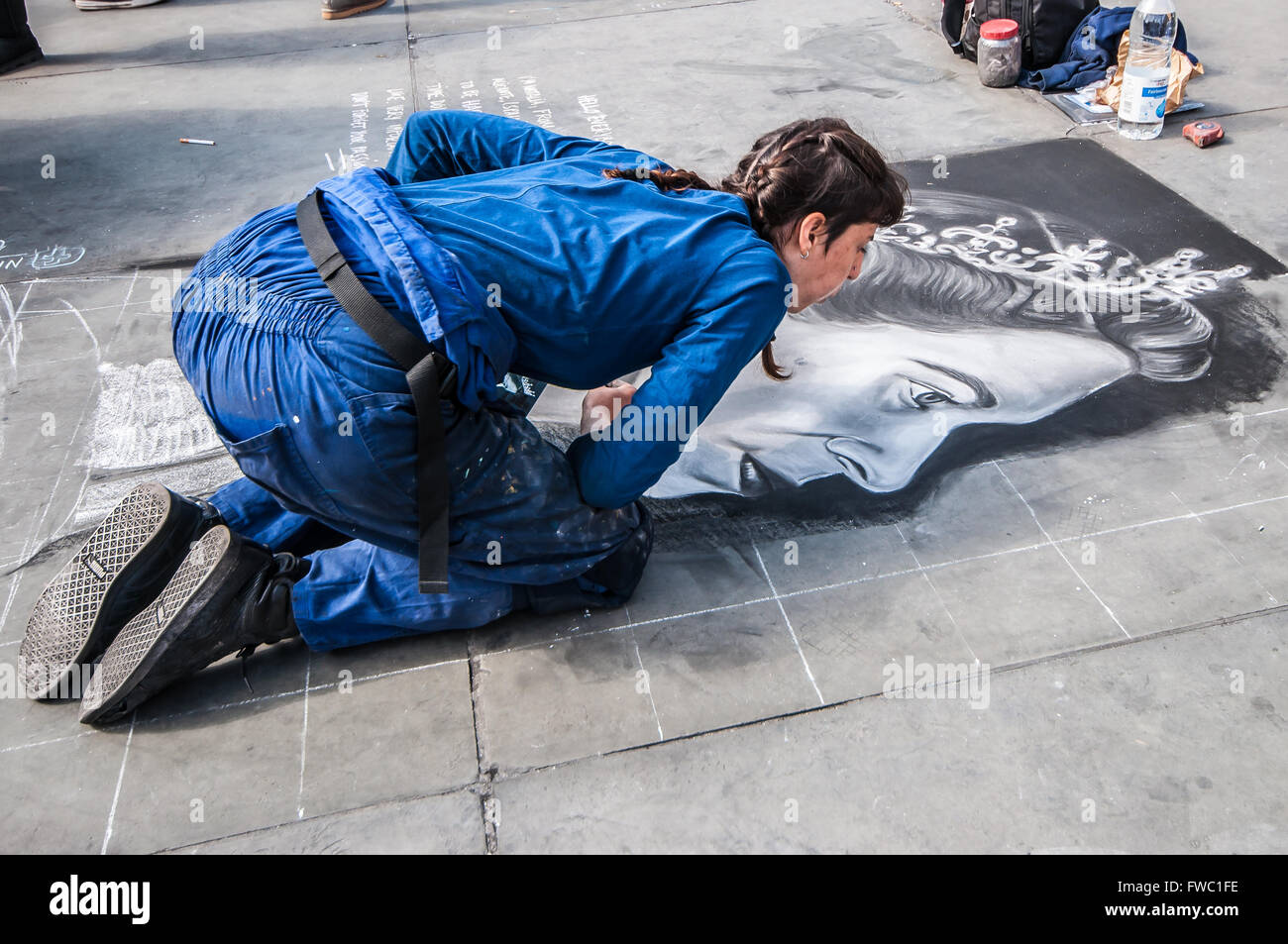 Un artiste de rue craie une photo de la reine Elizabeth II devant la National Gallery à Trafalgar Square Londres, Royaume-Uni Banque D'Images