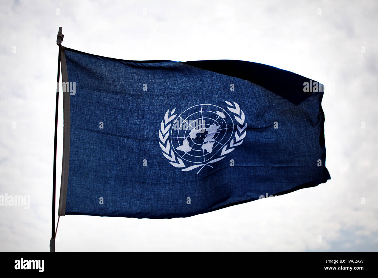 Le drapeau de l'Organisation des Nations dans le vent contre le ciel Banque D'Images