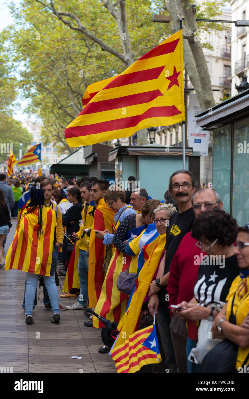 File de gens à Barcelone, lors de la Journée nationale de la Catalogne, Espagne Banque D'Images