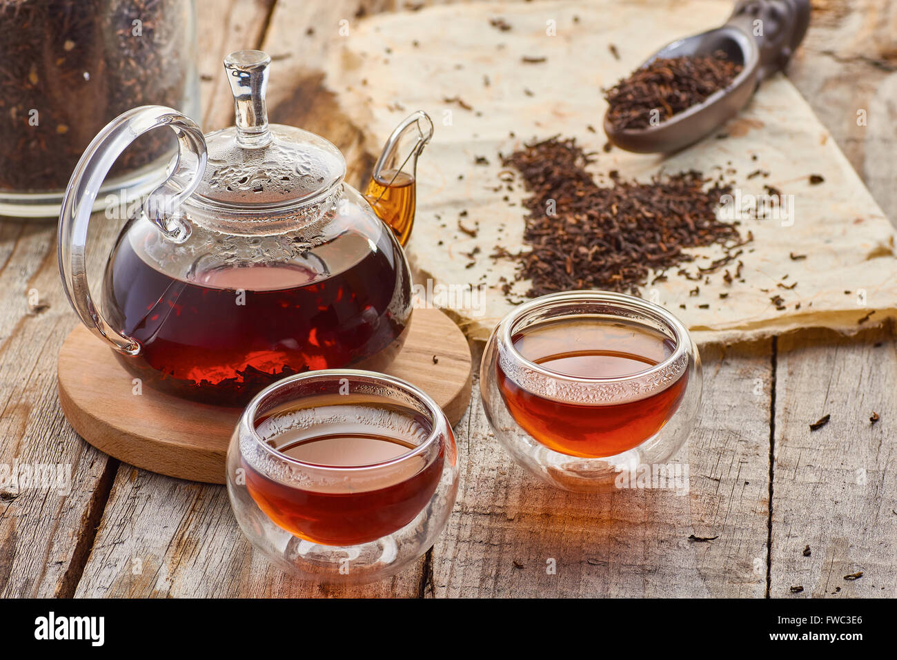 Thé noir en la théière en verre et des tasses Banque D'Images