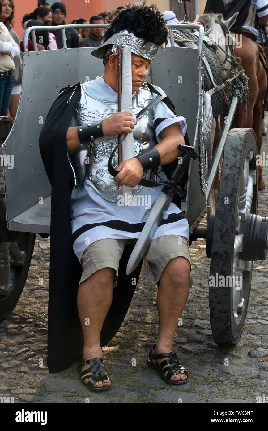 Des hommes habillés comme les légionnaires mener le Jésus Nazareno del Milagro procession pendant la Semaine Sainte de Pâques à Antigua Guatemala. J Banque D'Images