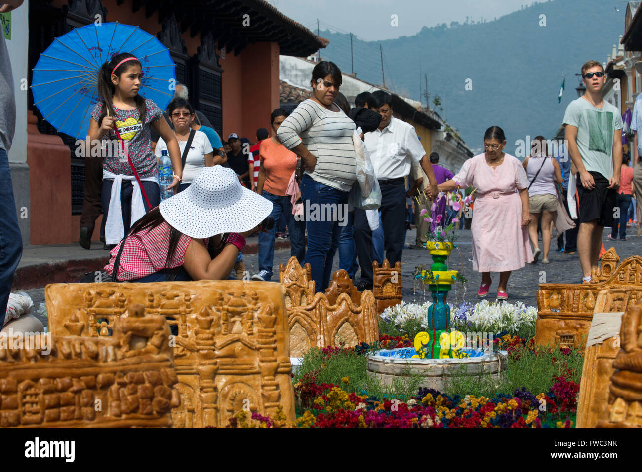 La Semaine Sainte (Semana Santa) Tapis de sciure (alfombras de couleur) en préparation sur Antigua street. Après avoir passé la nuit errer Banque D'Images