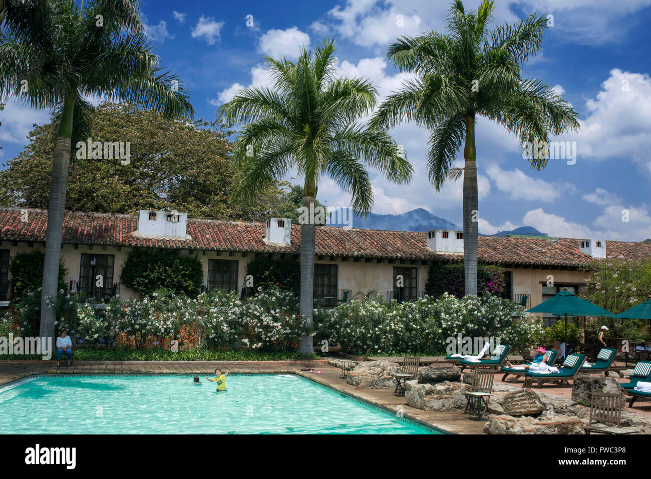 Les touristes de l'ouest du Guatemala par la piscine d'un hôtel de luxe dans la ville coloniale d'Antigua. Casa Santo Domingo Hotel. Banque D'Images