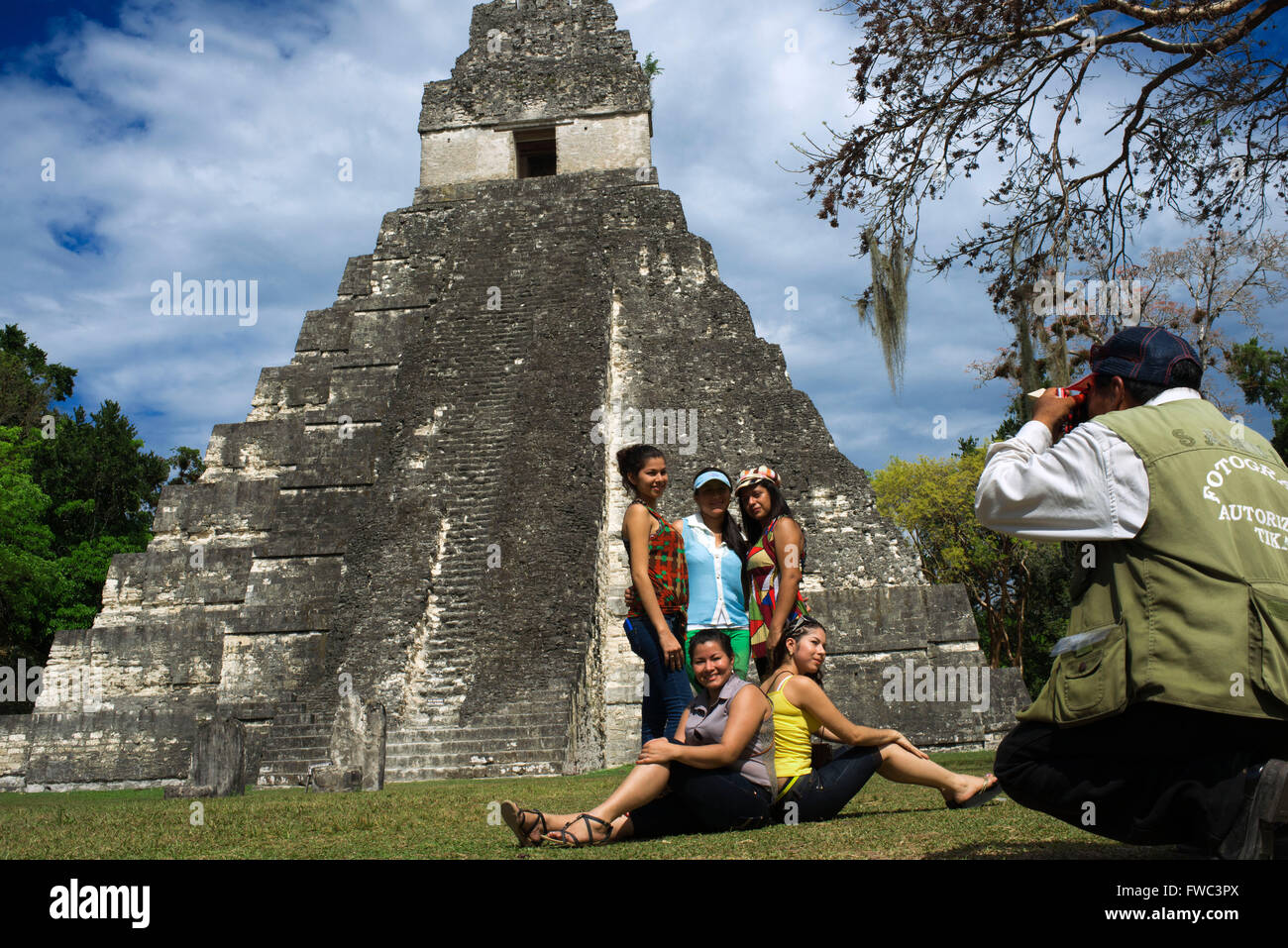 Photographe local à Tikal ruines pyramide (UNESCO site), au Guatemala. Grand Jaguar Temple (Temple I) au Ti Site maya précolombienne Banque D'Images
