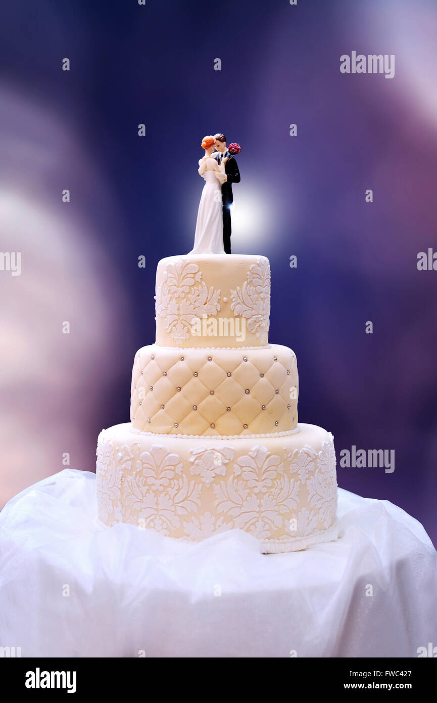 Gâteau de mariage blanc sur la table Banque D'Images