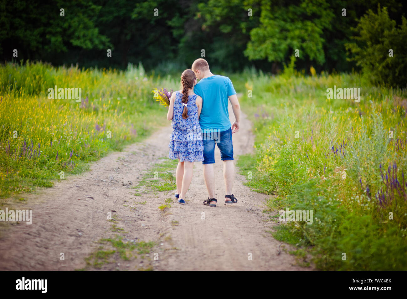 Couple in love se promener ensemble dans un magnifique parc Banque D'Images