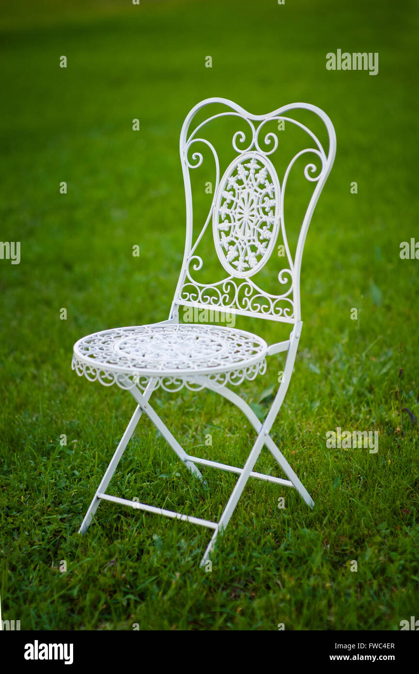 Chaise de jardin en métal sur l'herbe Banque D'Images