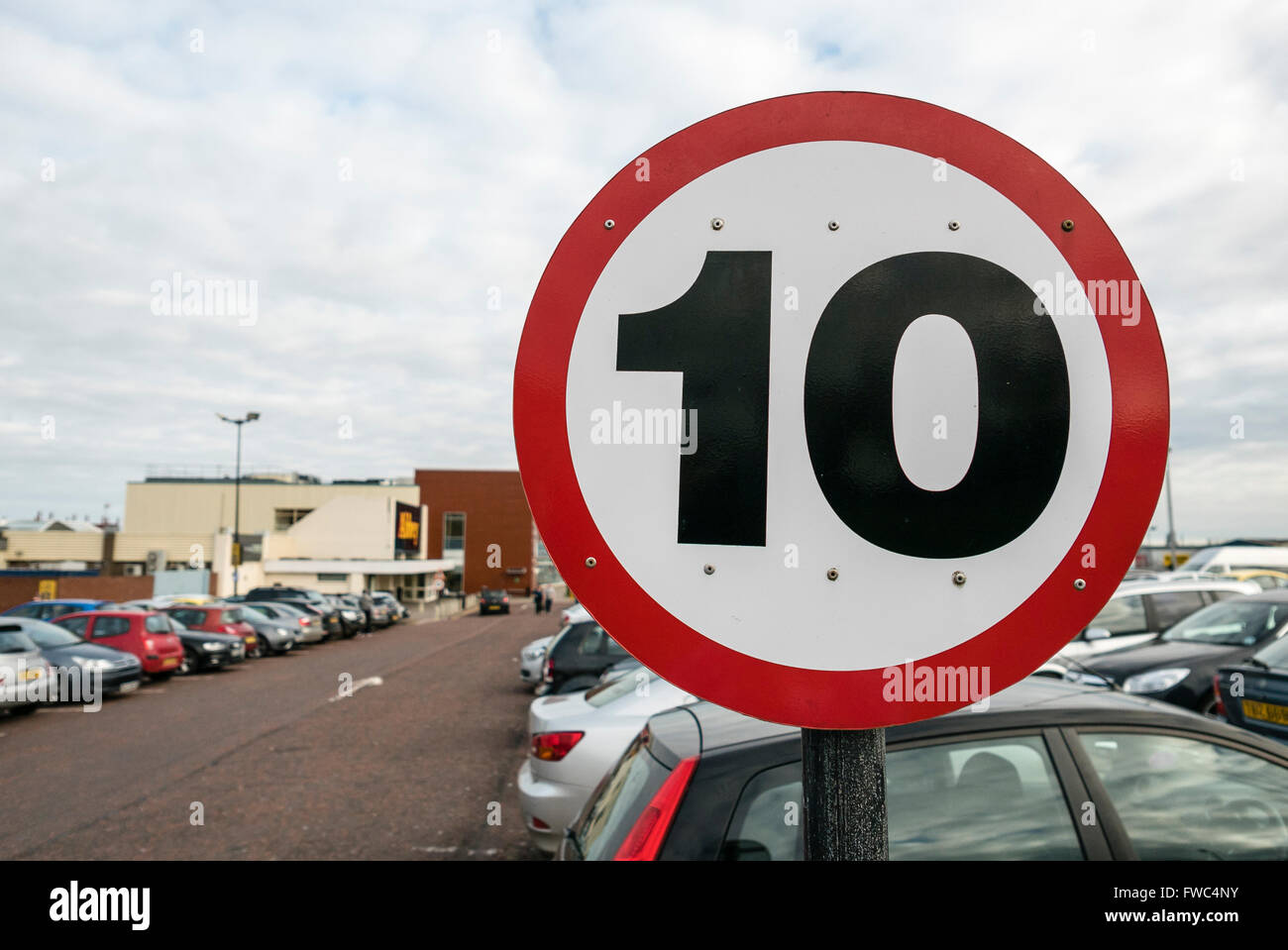 10mph vitesse limite signe dans le parking de l'extérieur de leur ville centre commercial. Banque D'Images