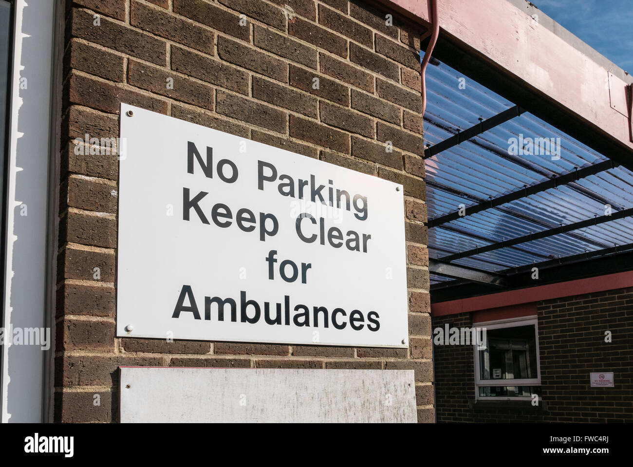 Inscrivez-vous par le service d'un hôpital avertissement les visiteurs et les patients à maintenir une entrée nette de véhicules pour les ambulances. Banque D'Images