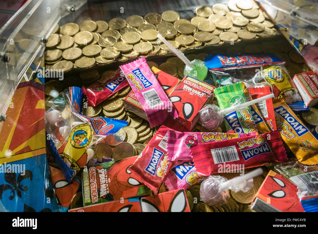 Pièce Tuppeny nudger-drop machine avec 20c pièces en euro, et beaucoup de bonbons Maoam Banque D'Images