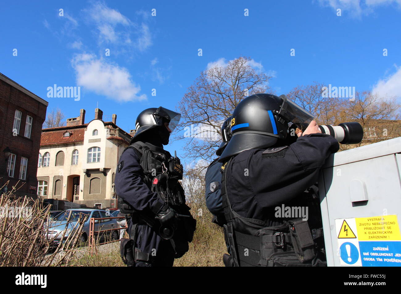 Le 29 mars 2016, sur la rue Badeniho près de Prague's Mickiewiczova Street, la police anti-émeute tchèque ont pris des photos de manifestations régulièrement Banque D'Images