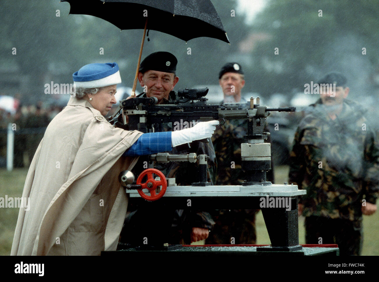 Sa Majesté la Reine Elizabeth II de forêt un fusil lors d'une visite à l'association de tir de l'armée à Bisley, en Angleterre, juillet 1993 Banque D'Images