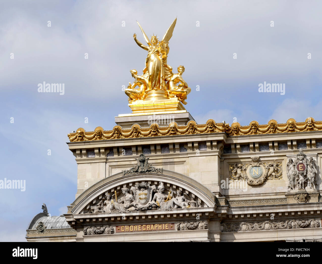 Gumery Harmonie statue sur le dessus de la Palais Garnier - Opéra de Paris, France. Banque D'Images