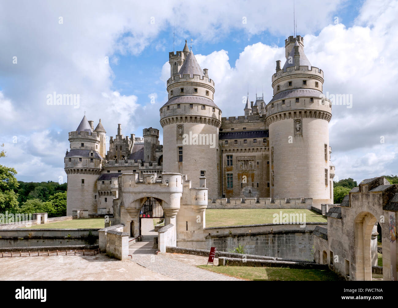 Le Château de Pierrefonds / Château de Pierrefonds est situé sur la commune de Pierrefonds dans le département Oise (Picardie). Banque D'Images