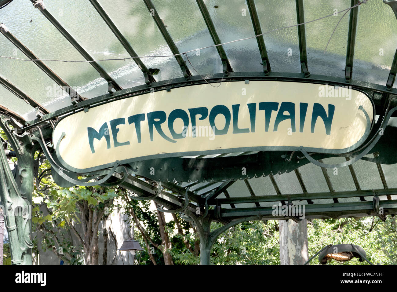 Une entrée de métro Art Nouveau à baldaquin conçu par Hector Guimard, Place des Abbesses, à Montmartre, Paris, France. Banque D'Images