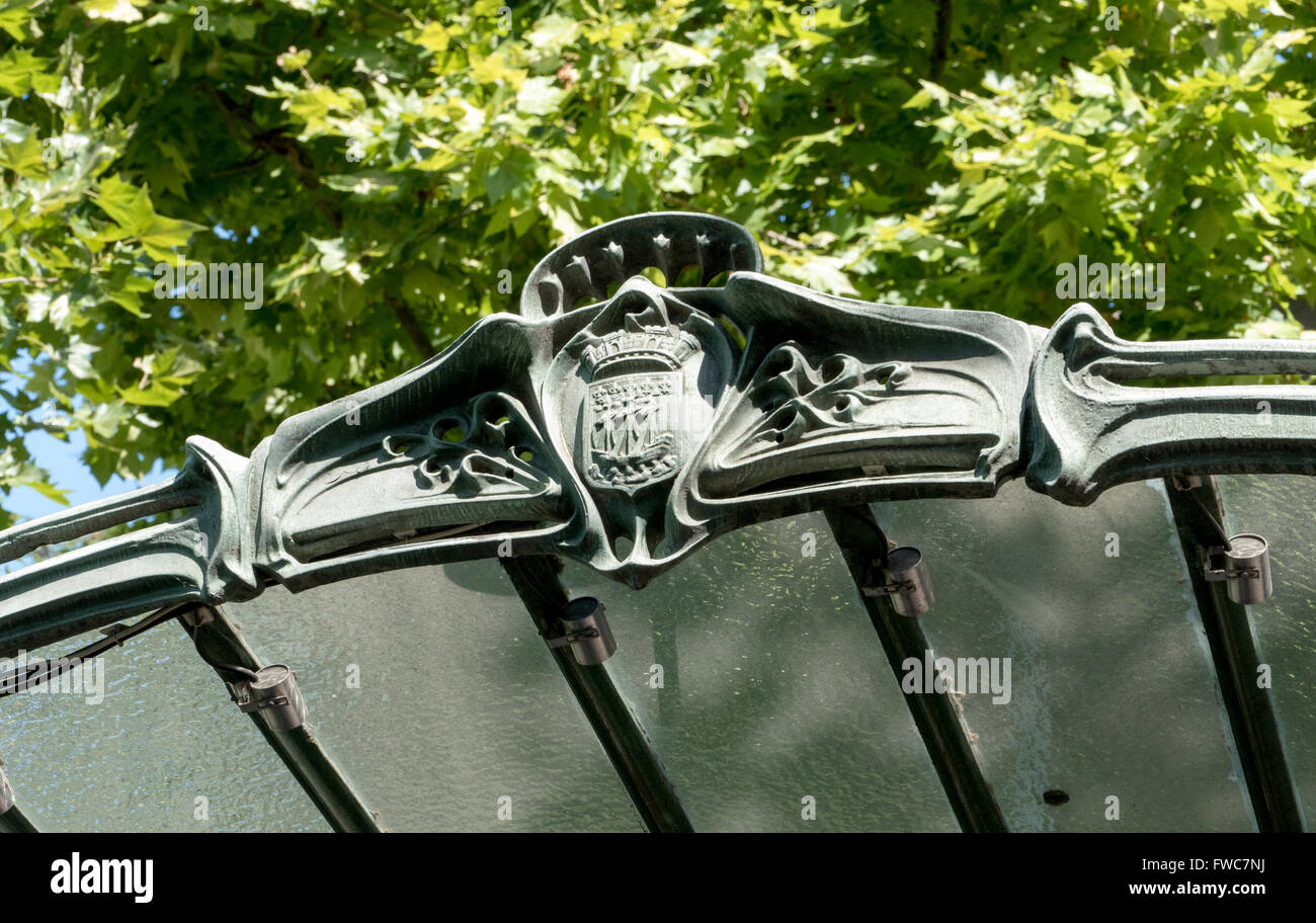 Une entrée de métro Art Nouveau à baldaquin conçu par Hector Guimard, Place des Abbesses, à Montmartre, Paris, France. Banque D'Images
