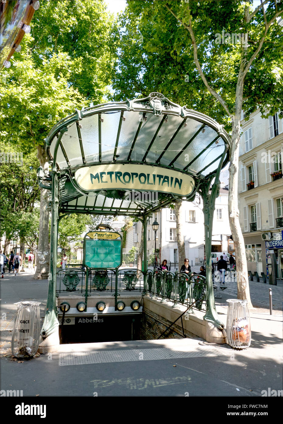 Une entrée de métro Art Nouveau à baldaquin conçu par Hector Guimard, Place des Abbesses, à Montmartre, Paris, France. Banque D'Images