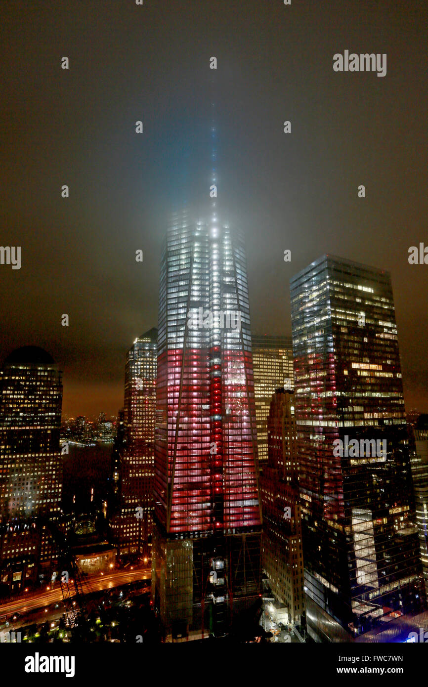 One World Trade Center connu officiellement sous le nom de Freedom Tower s'élève en nuages, Manhattan, New York City, États-Unis d'Amérique. Banque D'Images