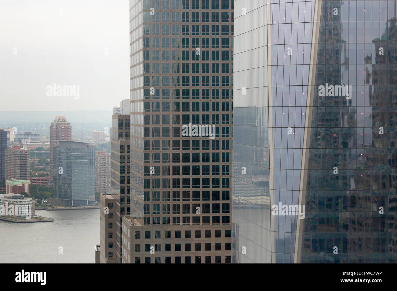 One World Trade Center connu officiellement sous le nom de Freedom Tower (à droite) et la rivière Hudson, Manhattan, New York City, USA Banque D'Images