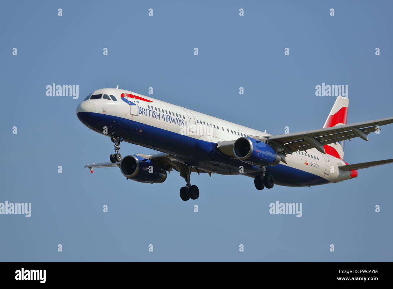 British Airways Airbus A321-200 G-EUXF l'atterrissage à l'aéroport Heathrow de Londres, UK Banque D'Images