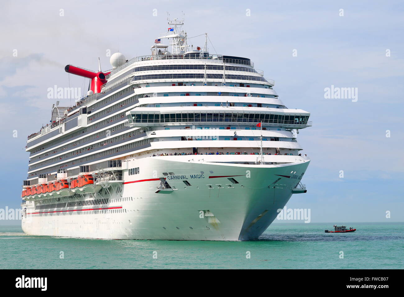 Le majestueux navire de croisière Carnival Magic de Carnival Cruise Line arrive à Key West, Floride, USA Banque D'Images