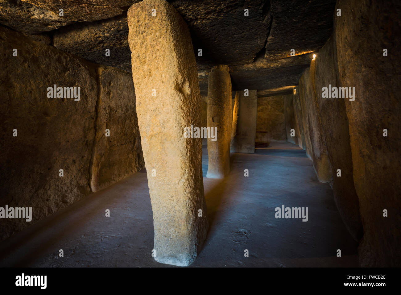 Antequera, la province de Malaga, Andalousie, Espagne du sud. la menga dolmen. l'intérieur. Banque D'Images