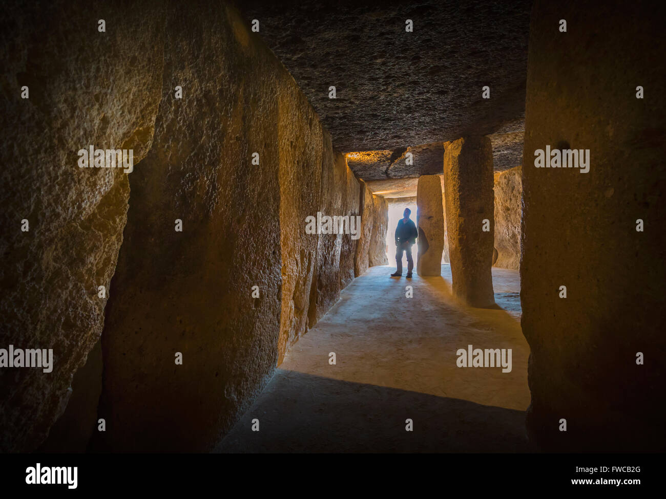 Antequera, la province de Malaga, Andalousie, Espagne du sud. la menga dolmen. l'intérieur. Banque D'Images