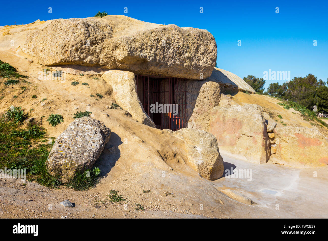Antequera, la province de Malaga, Andalousie, Espagne du sud. entrée de la la menga dolmen. Banque D'Images