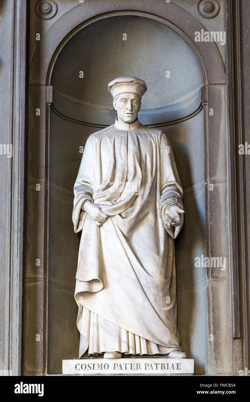 La province de Florence, Florence, Toscane, Italie. Statue de la Piazzale degli Uffizi de Cosimo di Giovanni de' Medici Banque D'Images